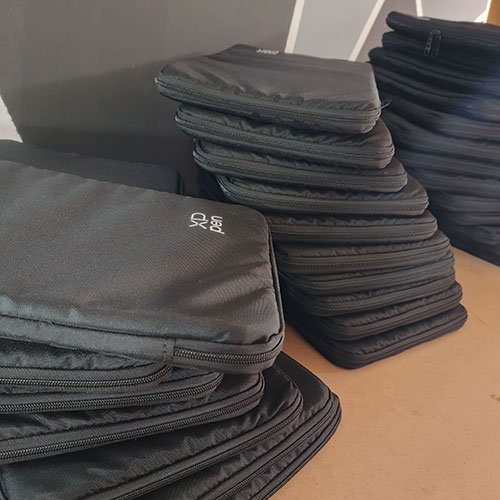 Lote de fundas XP-Pen listas para empaque y distribución mayorista
