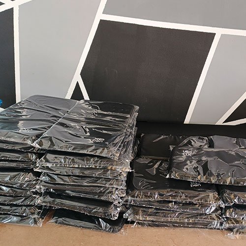 Filas de fundas preparadas para envíos nacionales al por mayor
